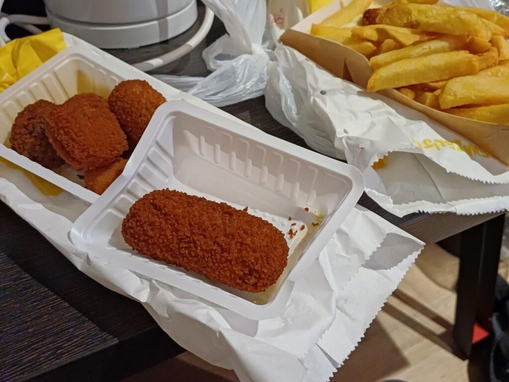 Vegan kroket, minikroketjes en friet in plastic bakjes.